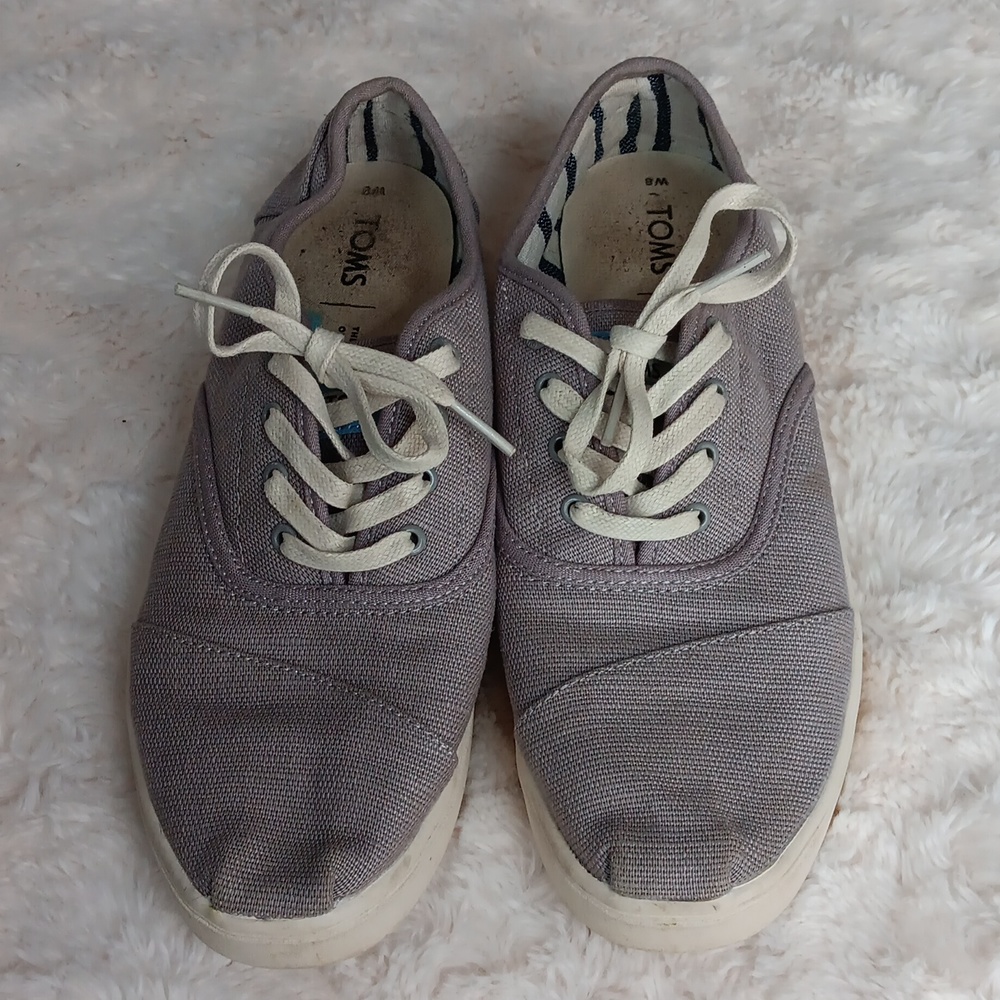TOMS - size W8 grey flats with laces